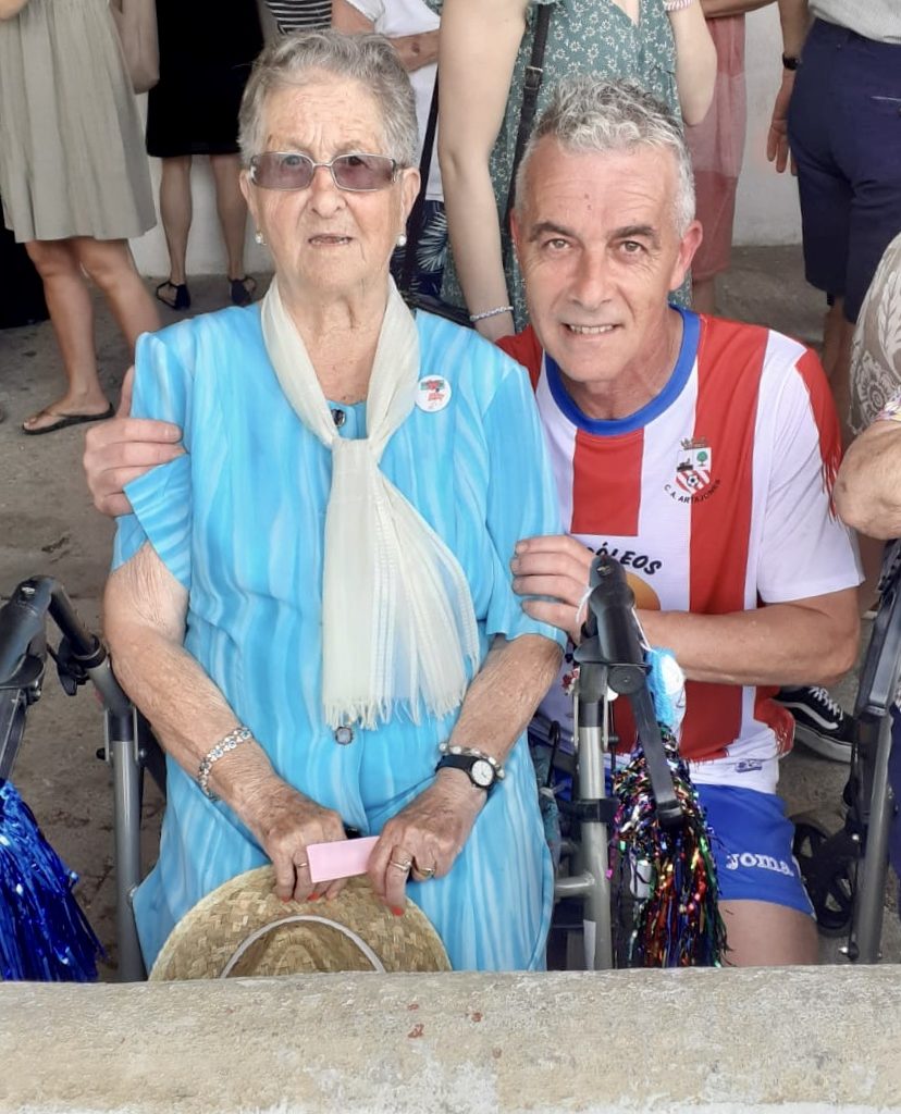 María Luisa Magallón junto a su sobrino vestido del Artajonés Club de Fútbol