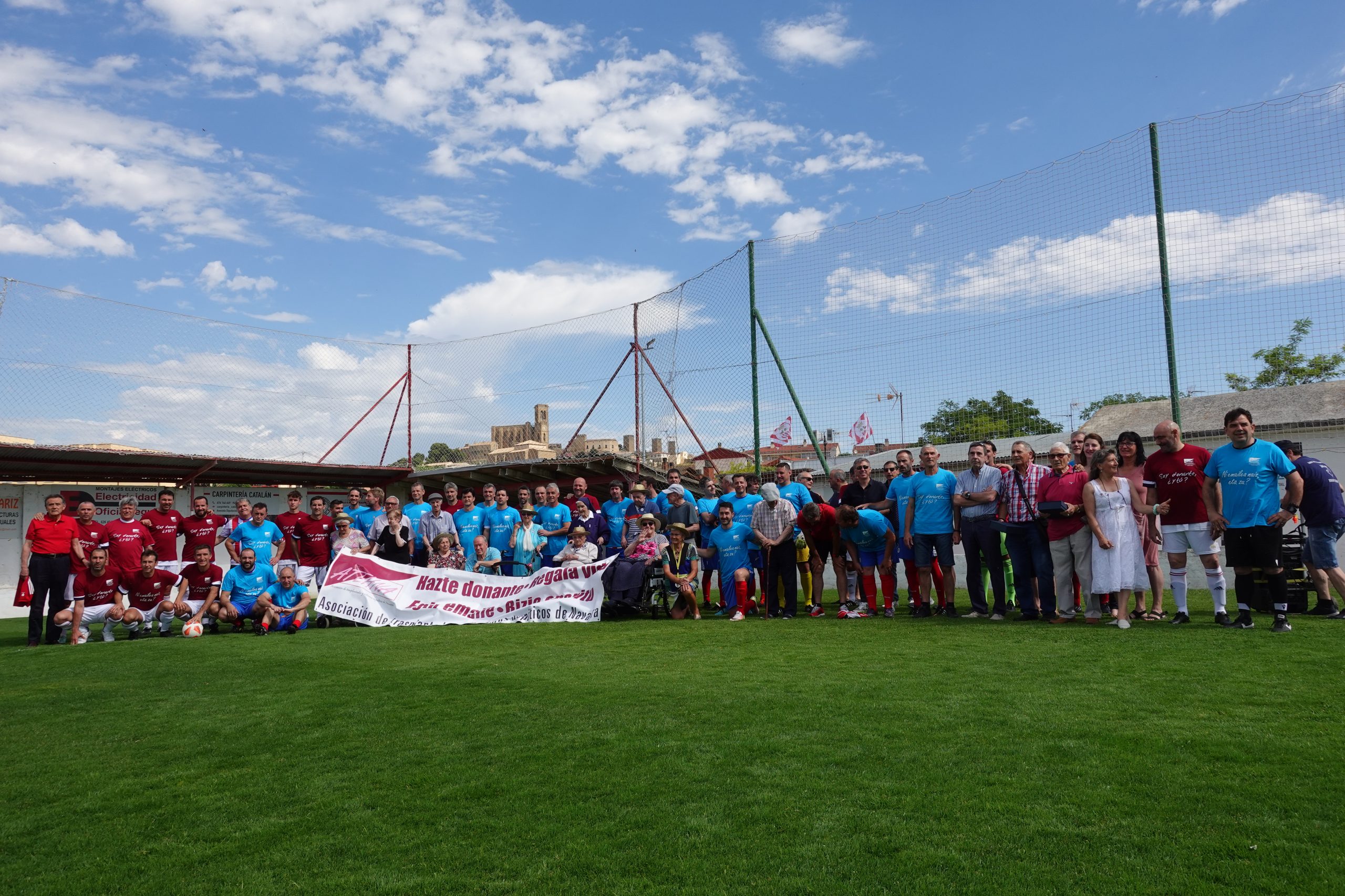 Foto de grupo entre Artajonés y Osasuna Veteranos