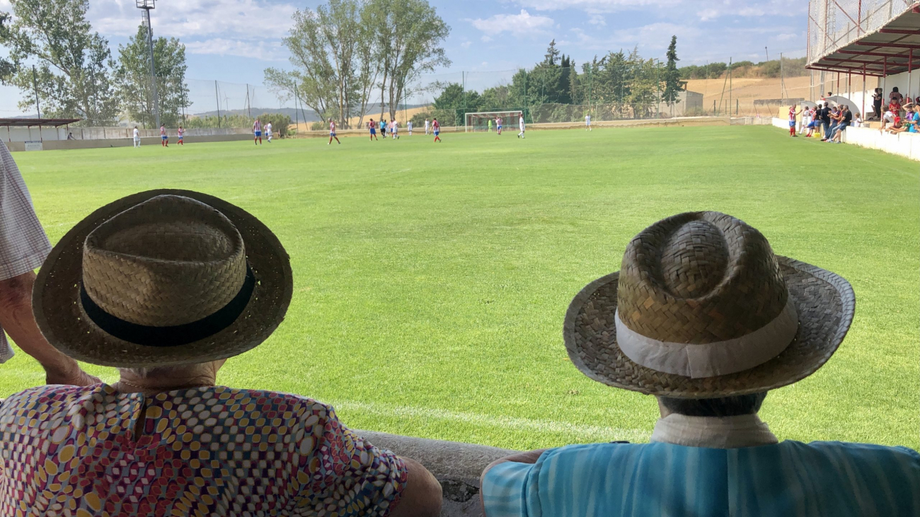 María Luisa y Charo atentas al inicio del partido de fútbol