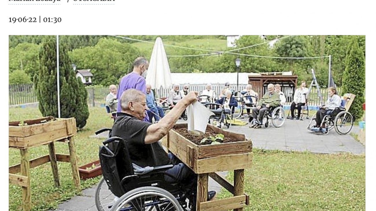 NoticiasOchagavía1 José Antonio Osta riega la huerta adaptada.