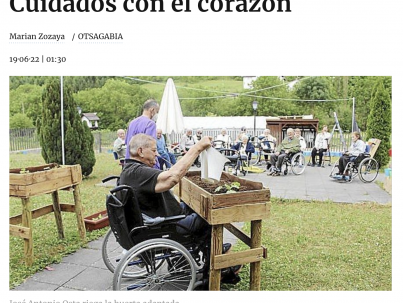 NoticiasOchagavía1 José Antonio Osta riega la huerta adaptada.